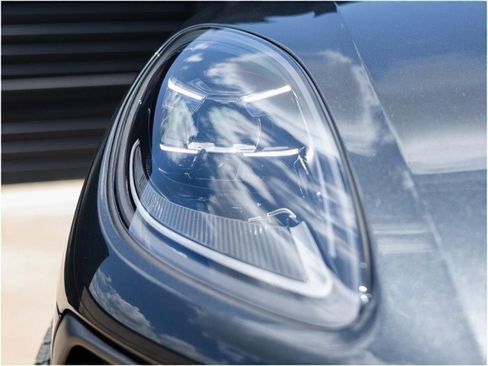 Certified 2025 Porsche Macan image 13