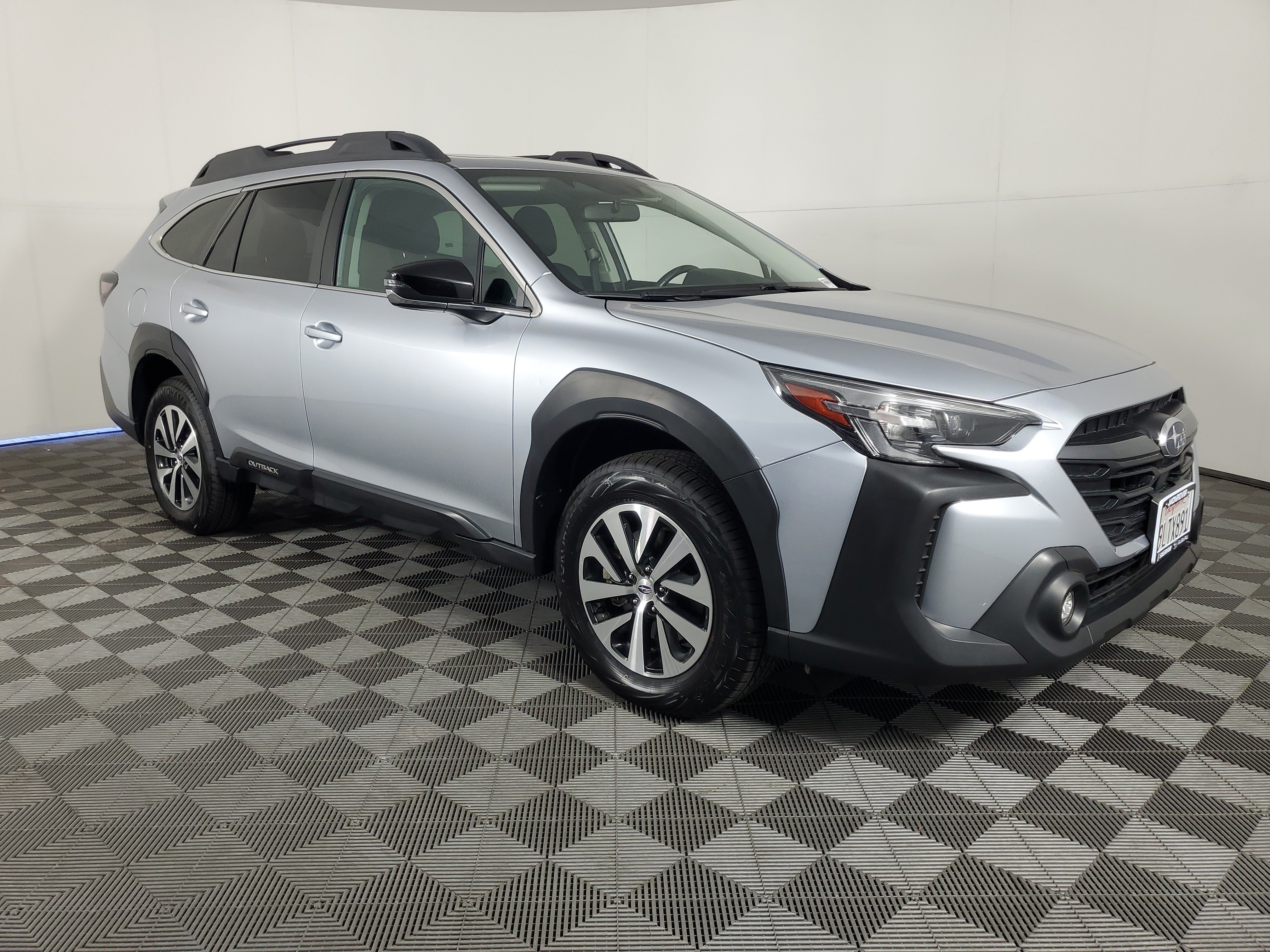 Used 2025 Subaru Outback Premium AWD/4WD image 2