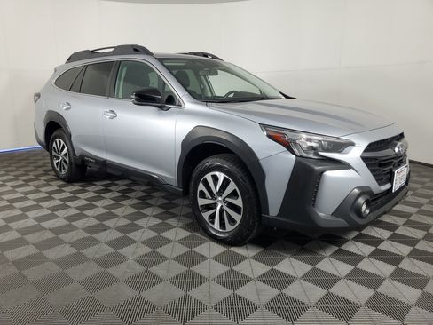 Used 2025 Subaru Outback Premium AWD/4WD image 2