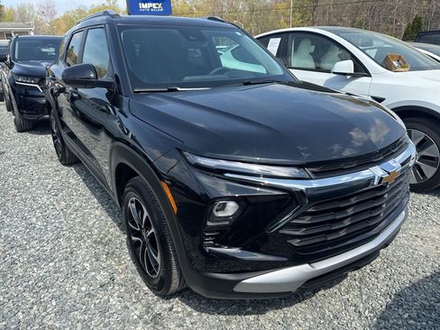 Used 2025 Chevrolet TrailBlazer LT image 2
