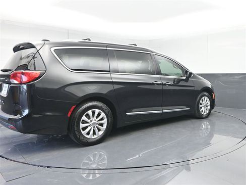 Used 2018 Chrysler Pacifica Touring-L image 5