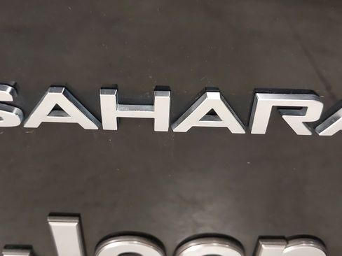 Used 2019 Jeep Wrangler Unlimited Sahara w/ Safety Group image 32