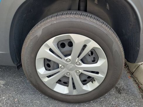 Used 2025 Chevrolet Trax LS FWD image 4