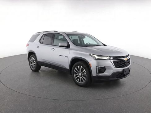 Used 2023 Chevrolet Traverse LT FWD image 2