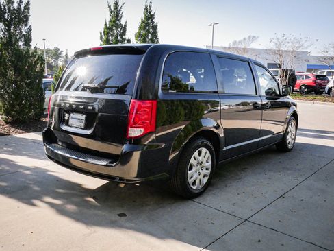 Used 2019 Dodge Grand Caravan SE w/ UConnect Hands-Free Group image 10