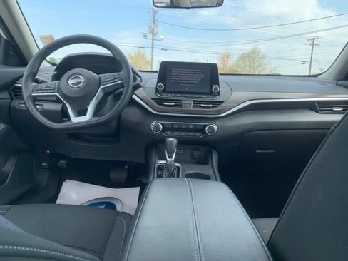 Used 2025 Nissan Altima 2.5 SV FWD image 25