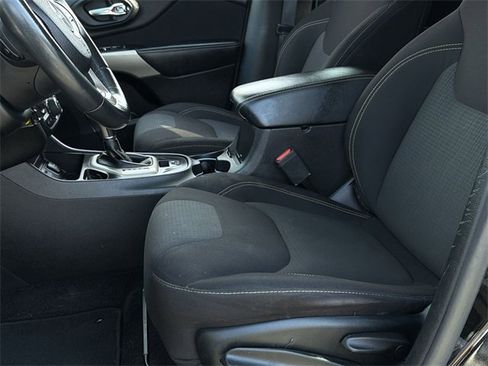 Used 2017 Jeep Cherokee Latitude image 21