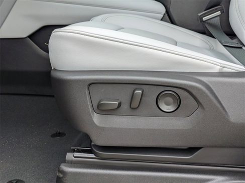 New 2025 Chevrolet Suburban Premier image 33