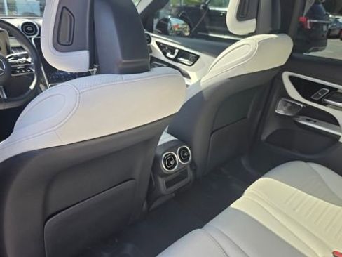 Used 2023 Mercedes-Benz GLC 300 4MATIC image 11