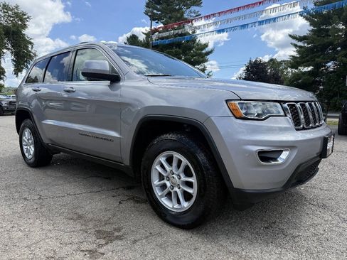 Used 2019 Jeep Grand Cherokee Laredo AWD/4WD image 3