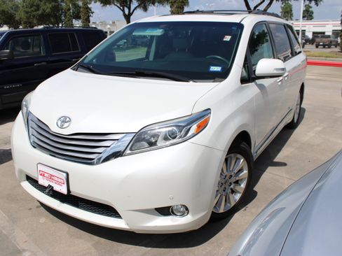Used 2016 Toyota Sienna Limited Premium FWD image 3