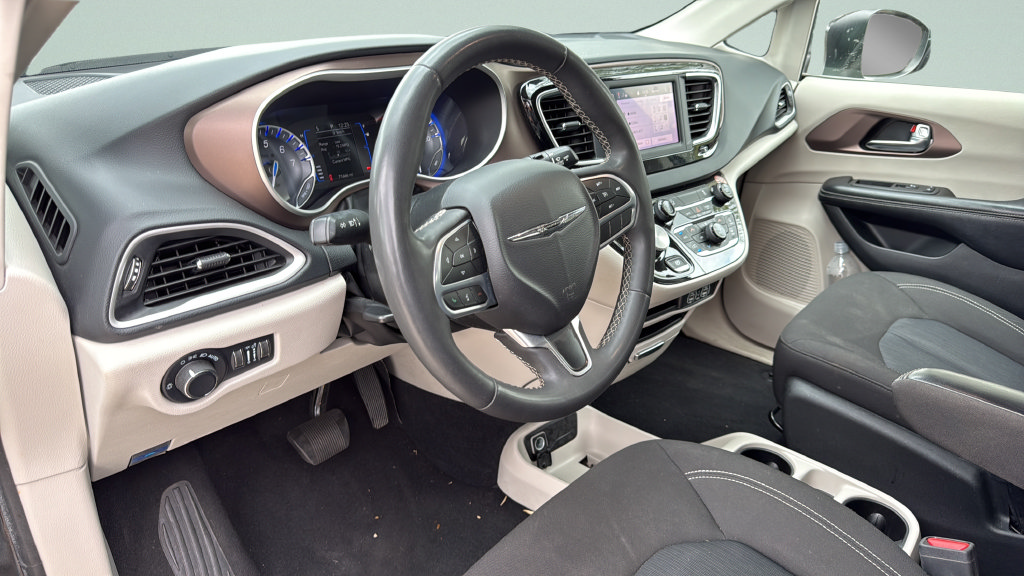 Used 2022 Chrysler Voyager LX FWD image 20