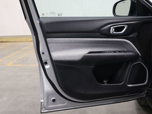 Used 2024 Jeep Compass Latitude image 16