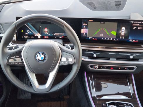 Used 2024 BMW X5 xDrive50e image 25