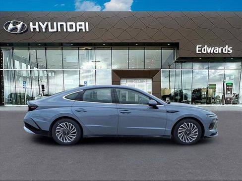 New 2025 Hyundai Sonata Limited image 8