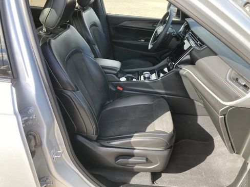 Used 2023 Jeep Grand Cherokee L Laredo image 33