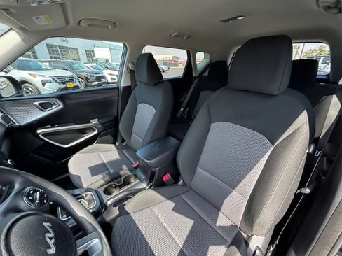 Used 2025 Kia Soul LX w/ LX Technology Package FWD image 27