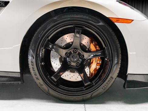 Used 2021 Nissan GT-R Premium image 30