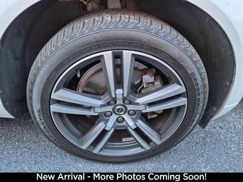 Used 2018 Volvo XC60 T6 Momentum w/ Convenience Package image 4