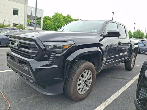 Used 2025 Toyota Tacoma SR5 AWD/4WD image 2