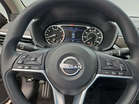 Used 2025 Nissan Altima 2.5 SV FWD image 19