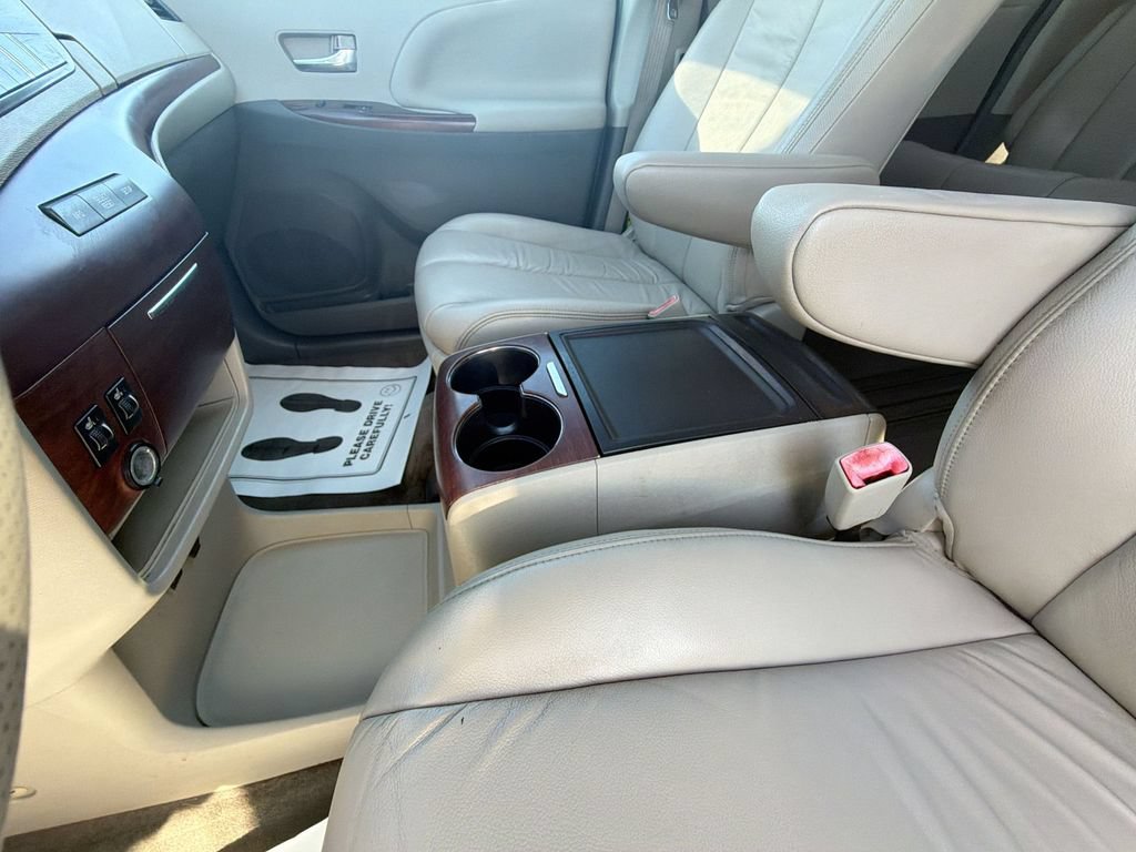 Used 2014 Toyota Sienna XLE FWD image 31