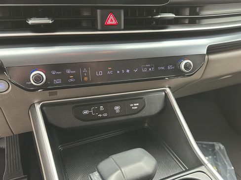 Used 2025 Kia Carnival FWD image 16