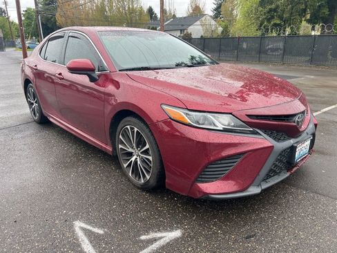 Used 2018 Toyota Camry SE image 1