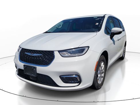 Used 2023 Chrysler Pacifica Touring-L image 3