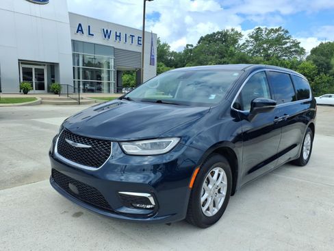 Used 2023 Chrysler Pacifica Touring-L FWD image 1