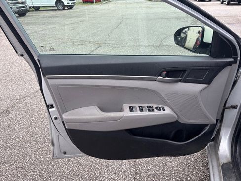 Used 2017 Hyundai Elantra SE image 9