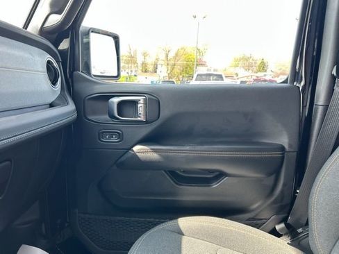 Used 2025 Jeep Wrangler Unlimited Sahara image 45
