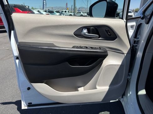Used 2024 Chrysler Pacifica Touring-L FWD image 15