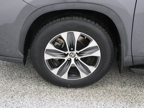 Used 2022 Toyota Highlander XLE AWD/4WD image 11