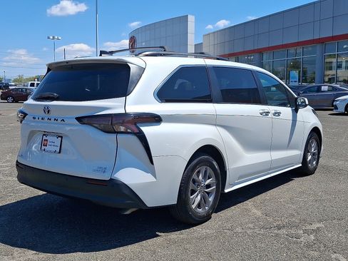 Used 2023 Toyota Sienna XLE AWD/4WD image 7