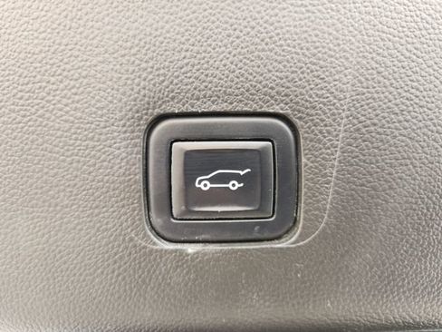 Used 2022 Chevrolet Traverse RS FWD image 36