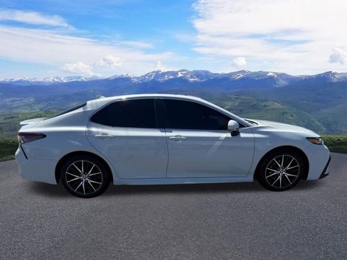 Used 2022 Toyota Camry SE w/ Cold Weather Package FWD image 7