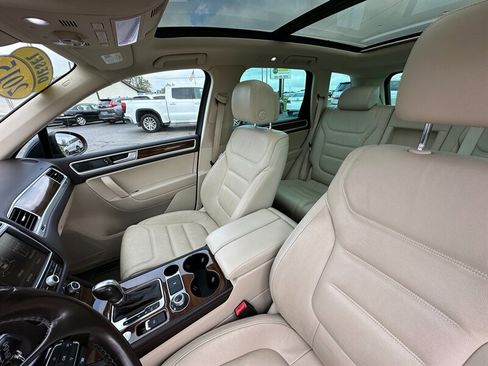 Used 2015 Volkswagen Touareg Sport image 31