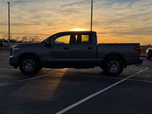 Used 2024 Nissan Titan SV w/ SV Convenience Package image 9