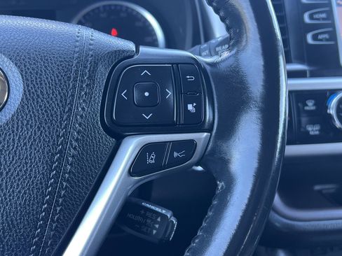 Used 2019 Toyota Highlander XLE image 17