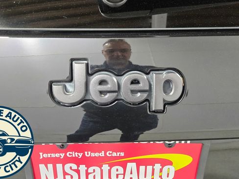 Used 2019 Jeep Cherokee Limited AWD/4WD image 30