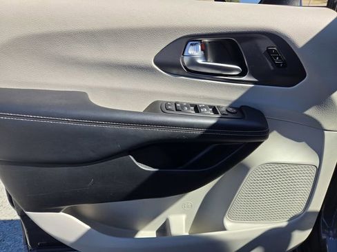 Used 2023 Chrysler Pacifica Touring-L image 19