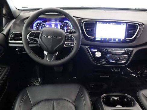 Used 2025 Chrysler Pacifica Select FWD image 17