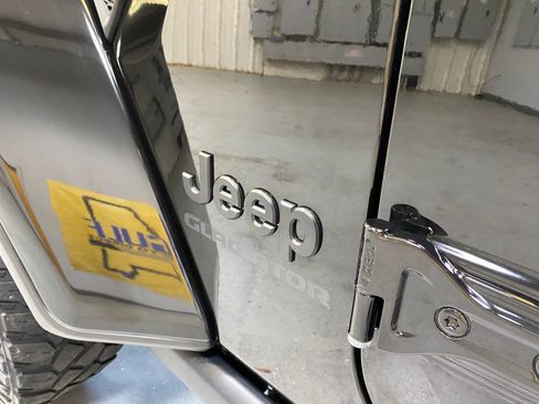 Used 2022 Jeep Gladiator Sport AWD/4WD image 19