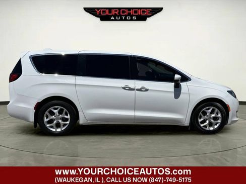 Used 2017 Chrysler Pacifica Touring Plus w/ Tire & Wheel Group FWD image 6