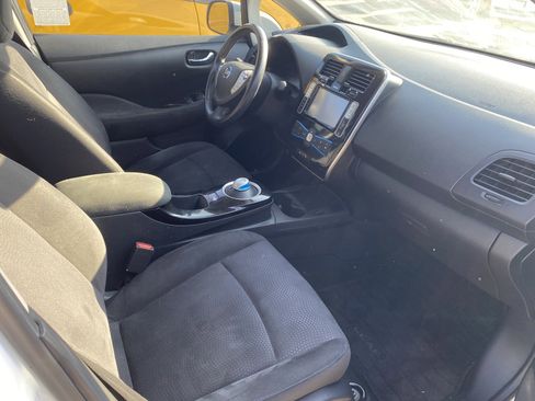 Used 2015 Nissan Leaf SV image 18
