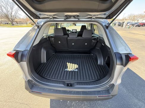 Used 2021 Toyota RAV4 LE image 13