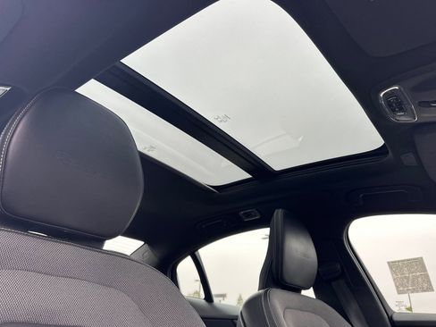 Used 2019 Volvo S60 T8 R-Design image 16