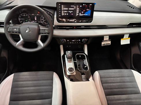 New 2025 Mitsubishi Outlander SE image 17