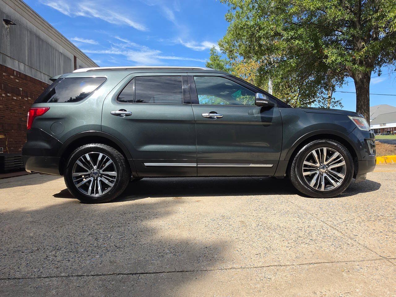 Used 2016 Ford Explorer Platinum AWD/4WD image 5